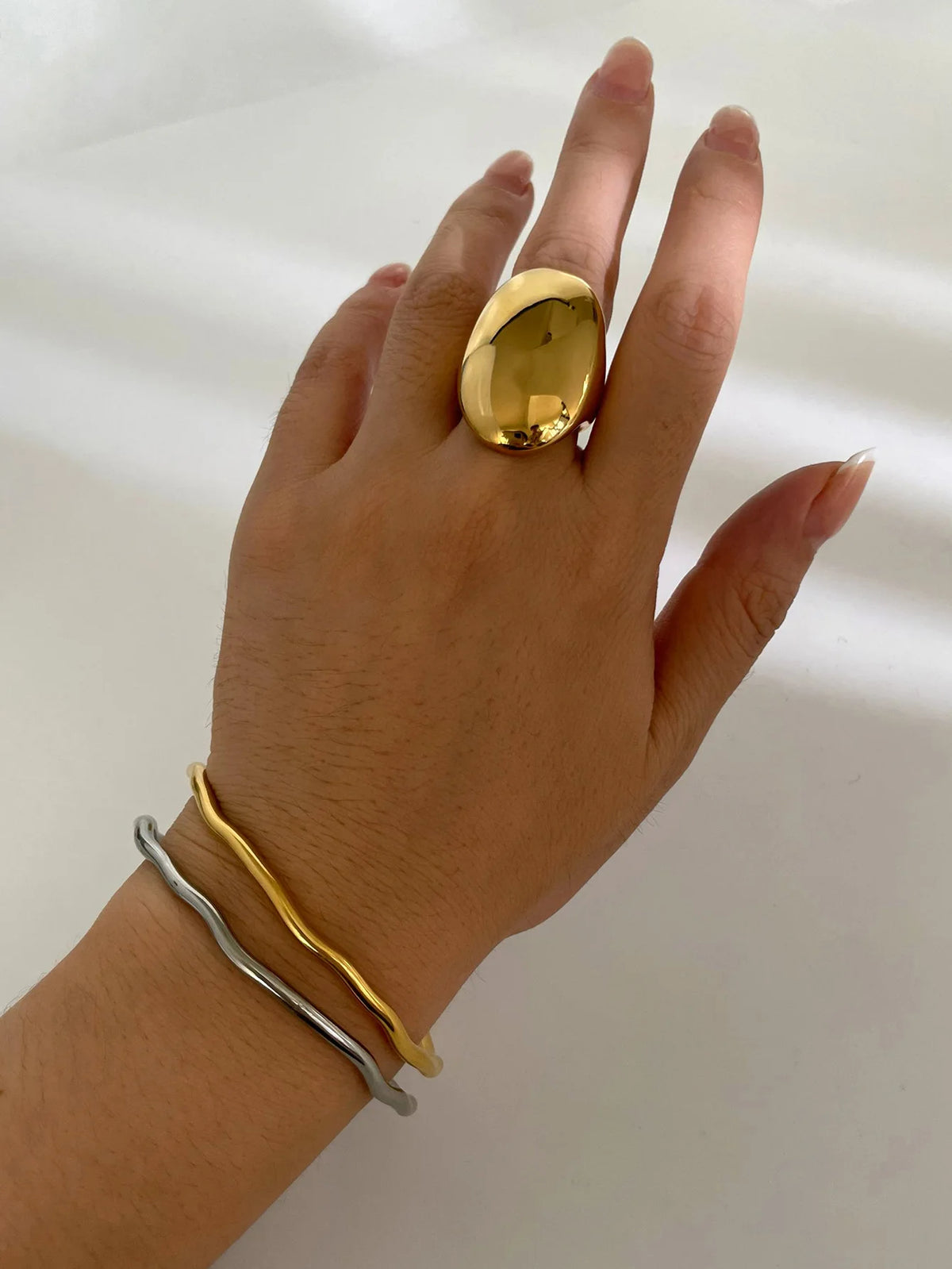 J145Ovale transfrontaliera in acciaio inossidabile con superficie fredda ed elegante, anello di alta qualità, esagerato e alla moda per le donne