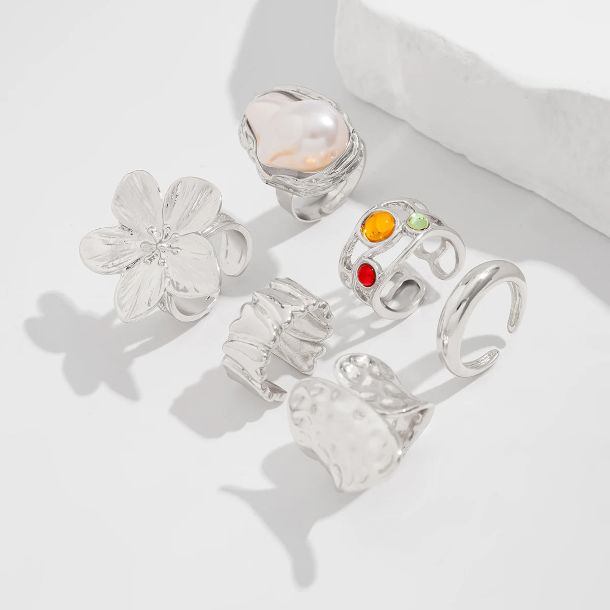 Ingemark 2025 Anello barocco con perla imitazione per donna Anelli aperti eleganti con accessori esagerati per gioielli con design floreale in metallo
