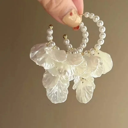 Eleganti orecchini con fiori di perle bianche imitazione: design a petalo con pendente lungo, perfetti per abbigliamento casual o feste, accessori per feste