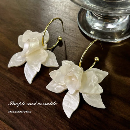 Orecchini a forma di petalo acrilico in metallo a forma di C Orecchini a bottone personalizzati in stile europeo americano Accessori da viaggio per ragazze da donna