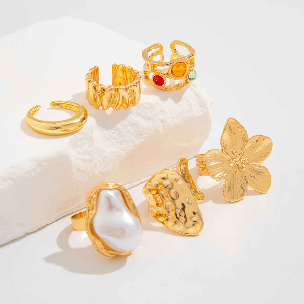 Ingemark 2025 Anello barocco con perla imitazione per donna Anelli aperti eleganti con accessori esagerati per gioielli con design floreale in metallo