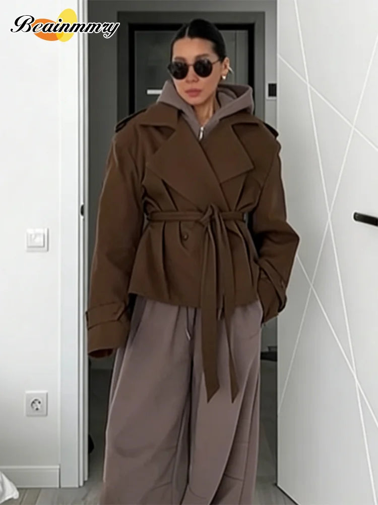 Trench con lacci con risvolto solido per le donne Moda maniche lunghe spalla larga cappotto corto allentato 2025 Nuovo autunno pendolari Outwear