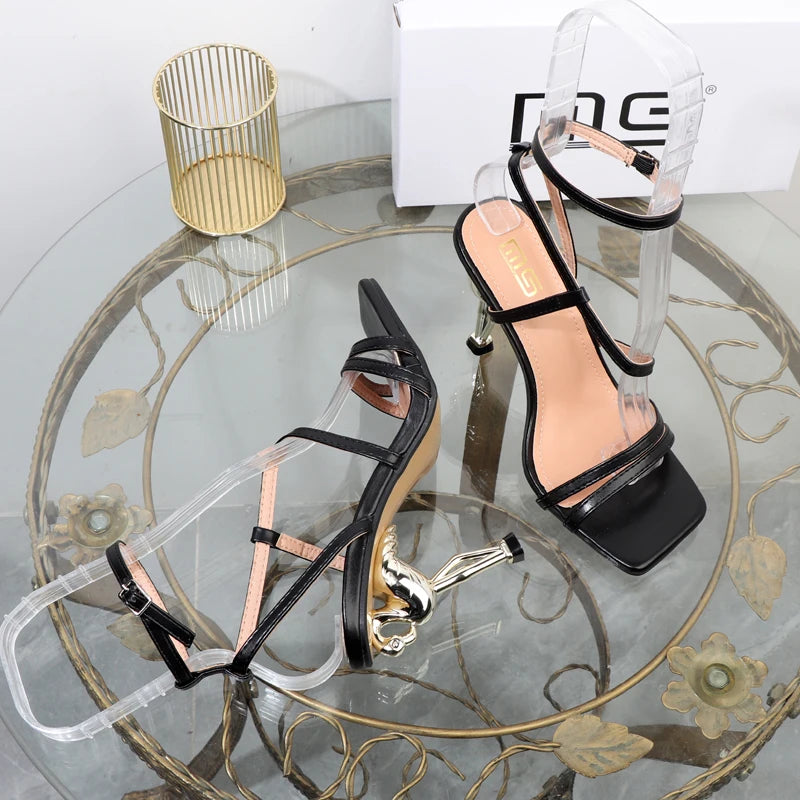 Nell'estate del 2025 sandali sexy scarpe col tacco alto sandali da esterno stile strano di grandi dimensioni moda scarpe eleganti con tacco da donna