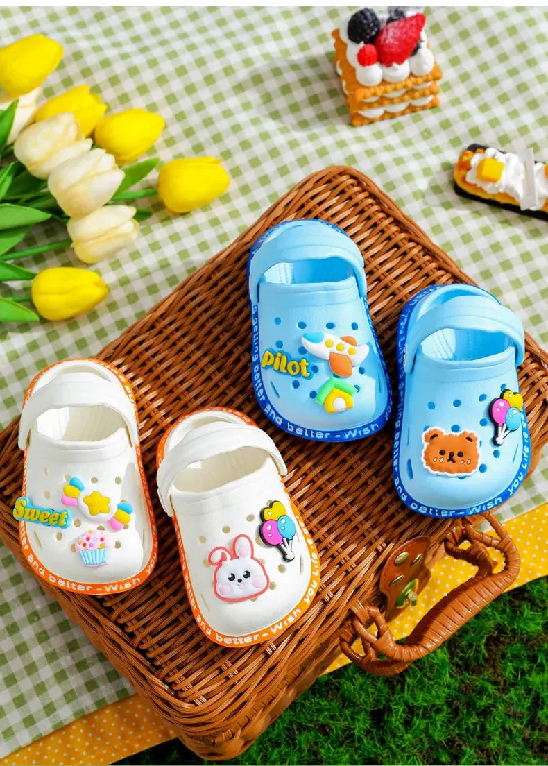 Sommerschuhe für Kinder Sandalen Loch Schuhe für Kinder Weiche rutschfeste Hausschuhe Cartoon-Design Loch Schuhe für Kinder Strandsand für Jungen Mädchen
