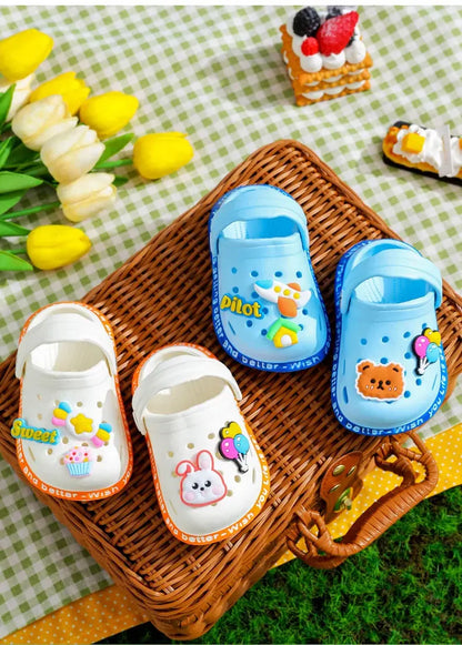 Sommerschuhe für Kinder Sandalen Loch Schuhe für Kinder Weiche rutschfeste Hausschuhe Cartoon-Design Loch Schuhe für Kinder Strandsand für Jungen Mädchen