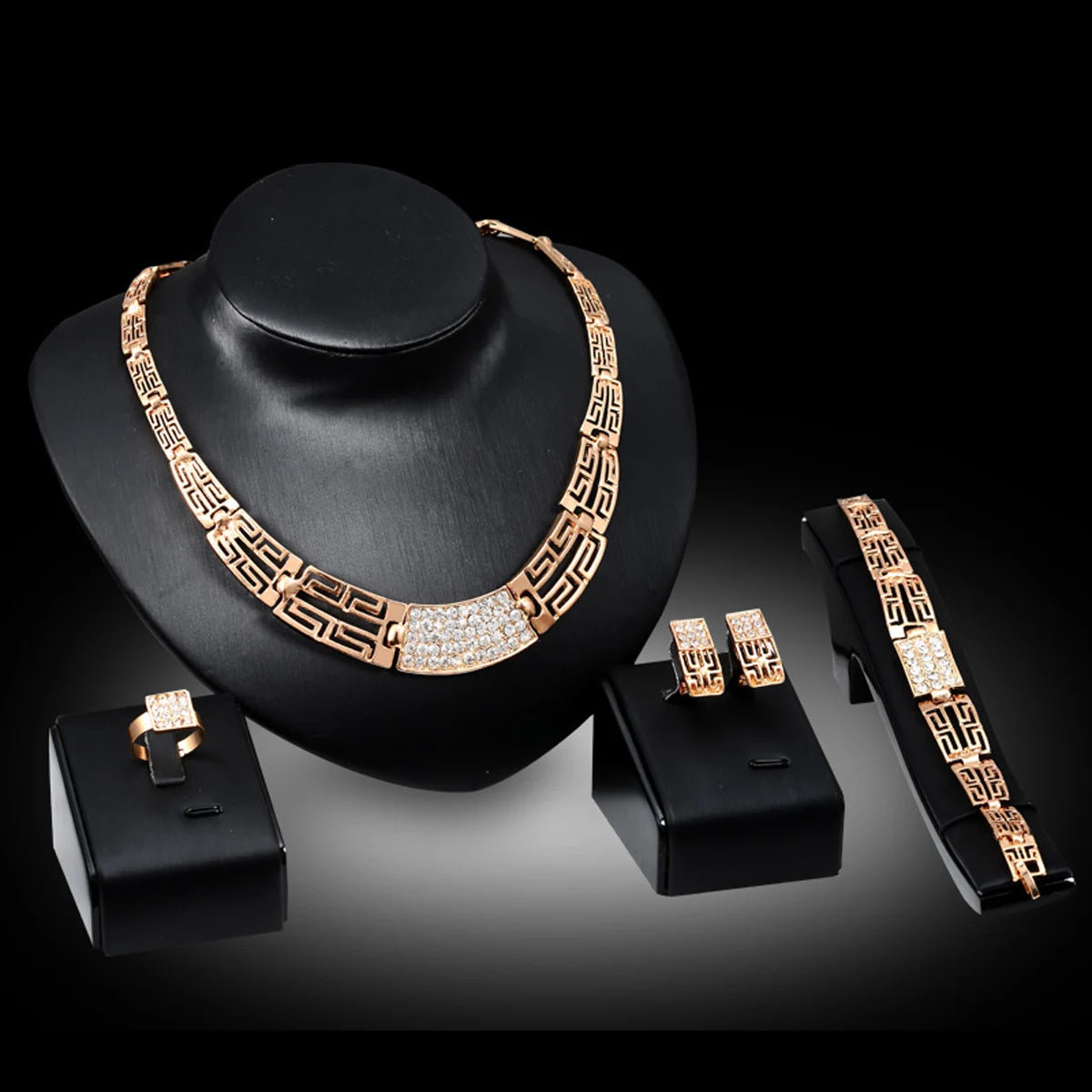 Parures de bijoux pour femmes en métal avec boucles d'oreilles, colliers, bracelets et bagues au design à la mode, adaptés aux banquets et aux cadeaux de fin d'année.