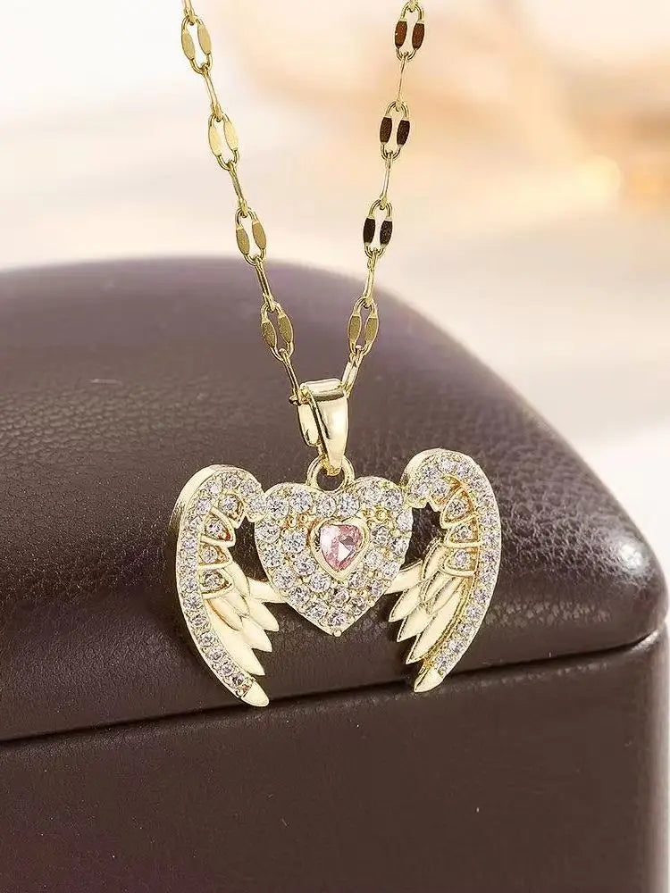 Collana con Ciondolo a Forma di Cuore con Ali d'Angelo in Argento con Micro Zirconi Incastonati, Nuovo Design Estetico di Alta Qualità, Squisita ed Elegante