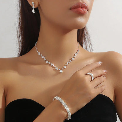 Ensemble de bijoux - Parure féminine haut de gamme de quatre pièces : Accessoires de bracelet, collier, boucles d'oreilles, chaîne de main, bague, accessoires vestimentaires