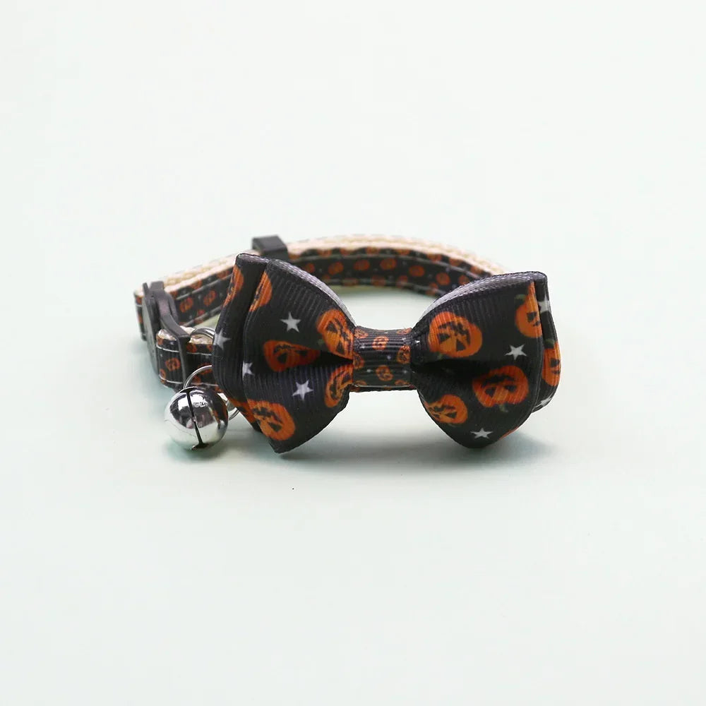 Collana per cuccioli di gattino Cintura con fibbia di sicurezza regolabile Papillon per chihuahua Forniture per animali Collare per gatti Happy Halloween con fiocco a campana