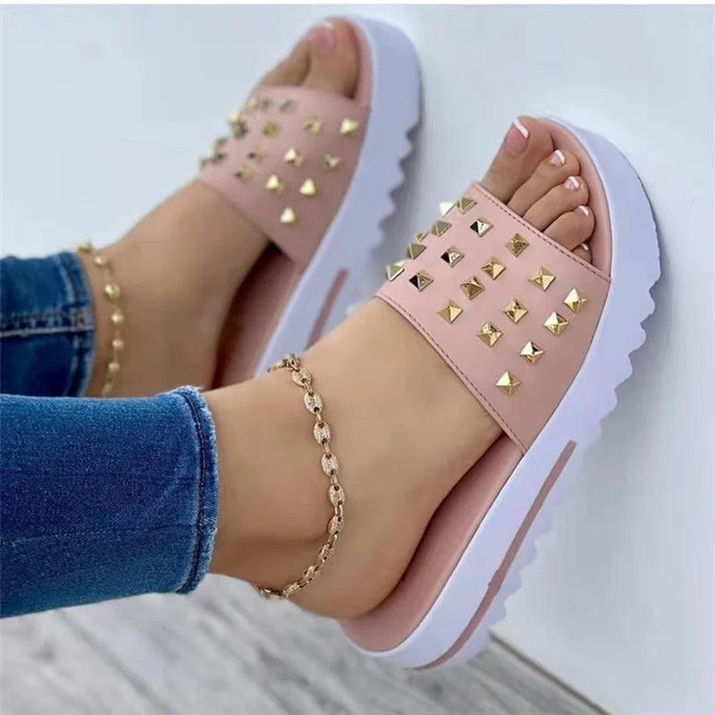 Damen-PU-Flatsandalen für den Sommer 2026, modische, bequeme Outdoor-Sommer-Hausschuhe, sexy goldene Knöchelkeilsandalen für Damen
