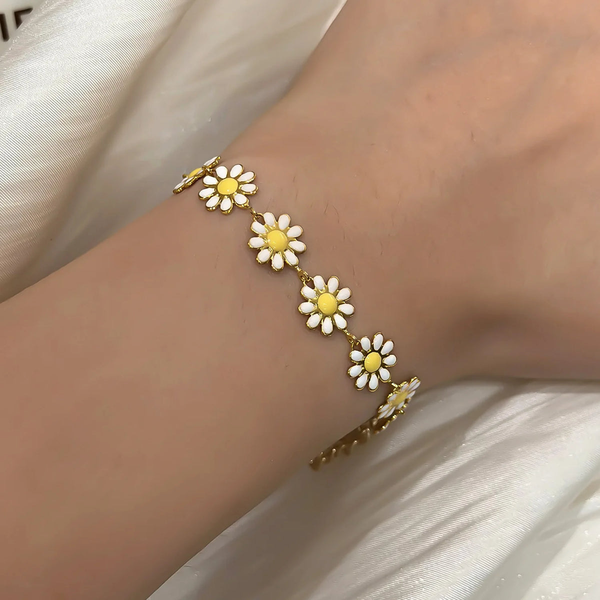 Bracciale con fiori margherita dolce Personalità della moda Bracciale con ciondoli con fiori estetici minimalisti per le donne Regalo di gioielli per feste di nozze