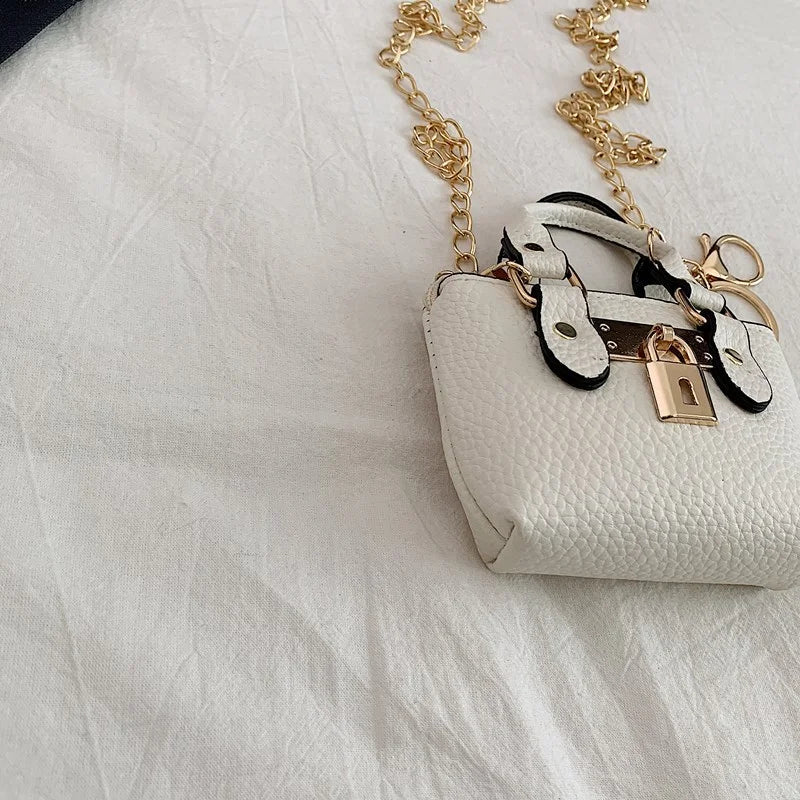 Borsa quadrata piccola da ragazza a tracolla per l'estate 2025, i nuovi bambini classici che portano una borsa a tracolla monospalla. portachiavi portafoglio