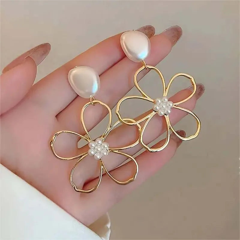 Orecchini semplici con fiori di perle per le donne Orecchini con temperamento senso del metallo di fascia alta alla moda Tendenza 2025