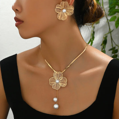 Ensembles collier et boucles d'oreilles pour femmes en cuivre, polyvalents, fleur incrustée, perle, design de niche, chaîne longue à clavicule, bijoux de mode