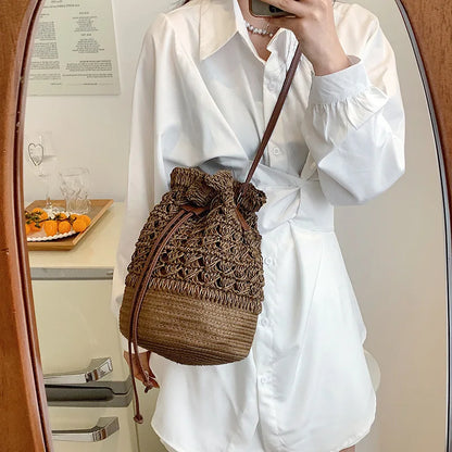 Borsa a tracolla da spiaggia in paglia estiva da donna fatta a mano borsa a tracolla con coulisse cava intrecciata borsa da viaggio con Design femminile di moda lavorata a maglia