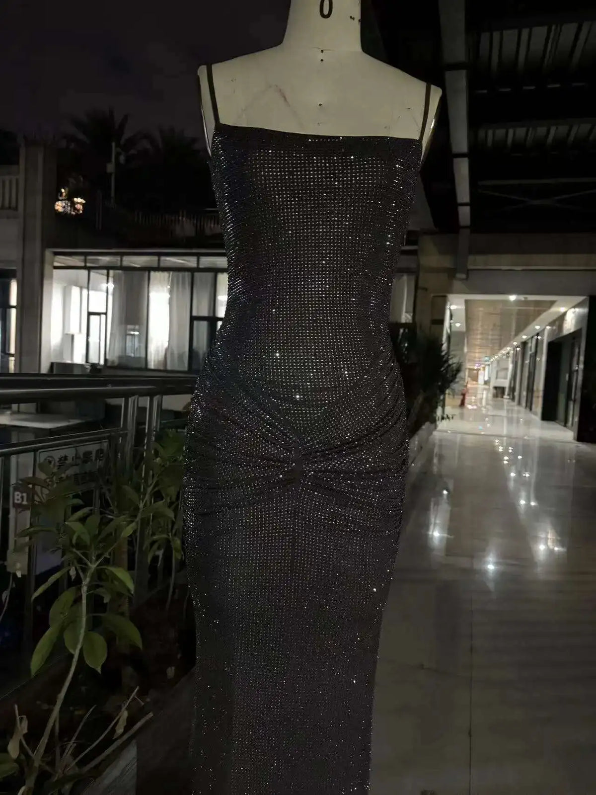 DEAT Moda Grigio Hot Drilling Spaghetti Strap Dress Donna Slim Fit Backless Pieghe Split Abiti lunghi fino al pavimento Nuova marea 7AB8510