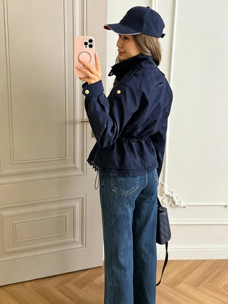 Giacca corta da donna con orlo in pizzo, colletto alto, spalline, chiusura a bottoni, vita regolabile con coulisse, giacca antivento da donna.