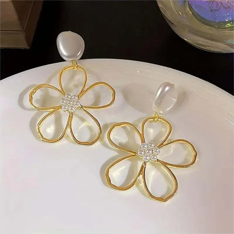 Orecchini semplici con fiori di perle per le donne Orecchini con temperamento senso del metallo di fascia alta alla moda Tendenza 2025