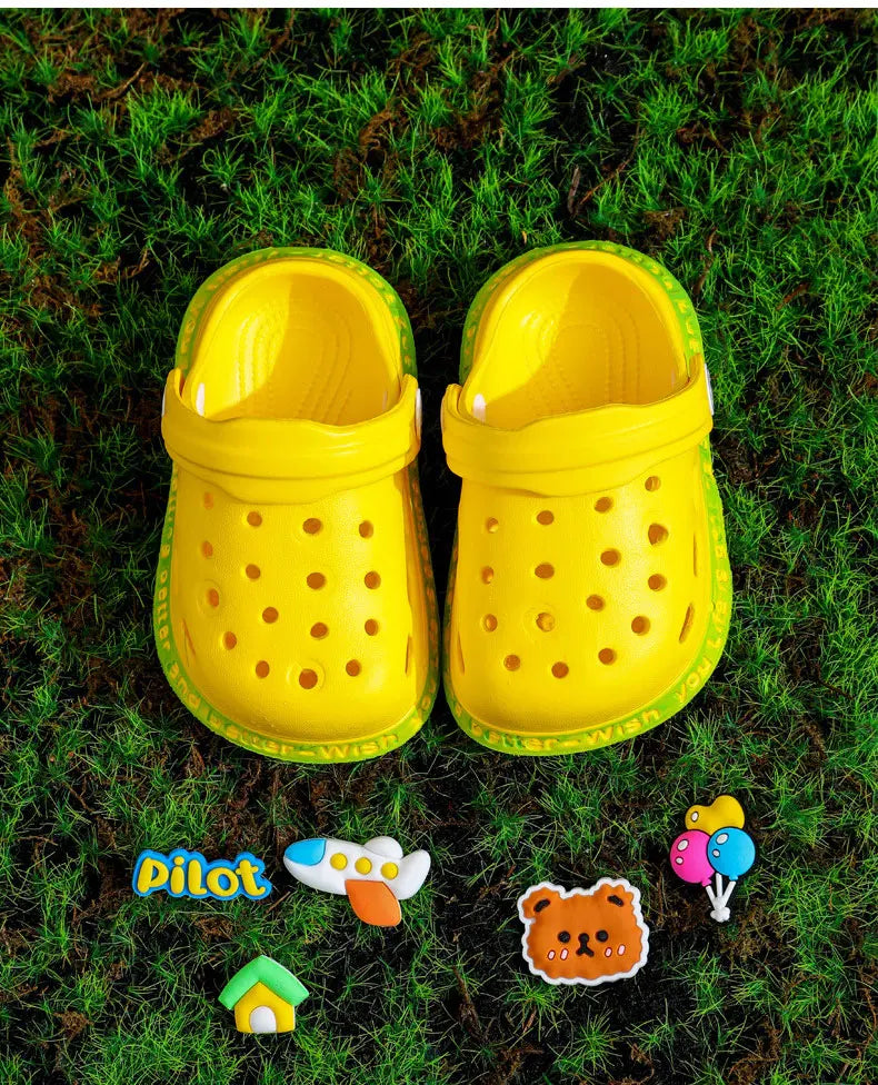 Sommerschuhe für Kinder Sandalen Loch Schuhe für Kinder Weiche rutschfeste Hausschuhe Cartoon-Design Loch Schuhe für Kinder Strandsand für Jungen Mädchen