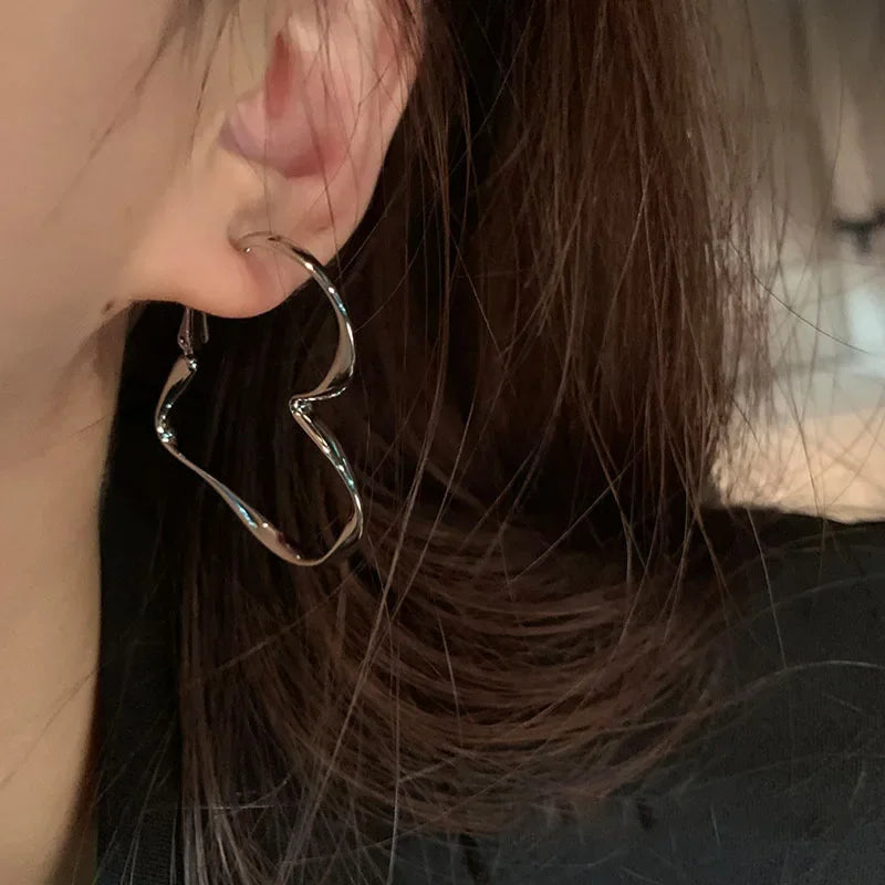 1 paio di orecchini a cerchio con ciondolo a forma di cuore cavo grande da donna, moda esagerata, design a forma di cuore, polsino per regalo di gioielli per ragazze