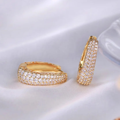 Huitan Orecchini a cerchio color oro cavo per le donne Pavimentati Abbaglianti CZ Pietra Orecchini a cerchio femminili alla moda di lusso Gioielli di dichiarazione