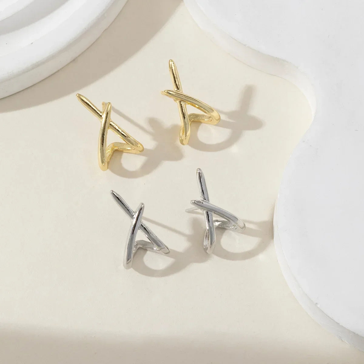 LATS Orecchini a bottone con croce color oro alla moda per le donne Orecchini delicati semplici e minimalisti Gioielli di moda Regali per feste all'ingrosso