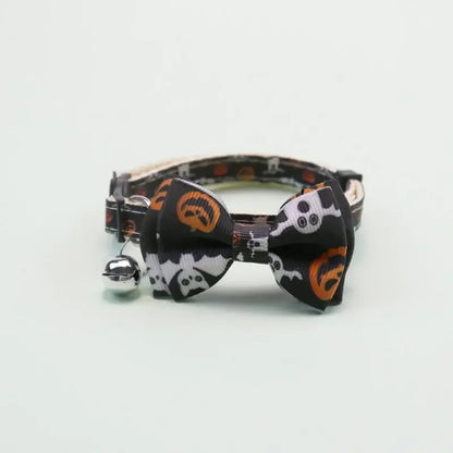 Collana per cuccioli di gattino Cintura con fibbia di sicurezza regolabile Papillon per chihuahua Forniture per animali Collare per gatti Happy Halloween con fiocco a campana