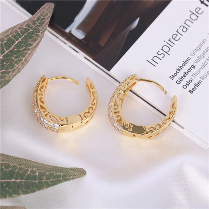 Huitan Orecchini a cerchio color oro cavo per le donne Pavimentati Abbaglianti CZ Pietra Orecchini a cerchio femminili alla moda di lusso Gioielli di dichiarazione