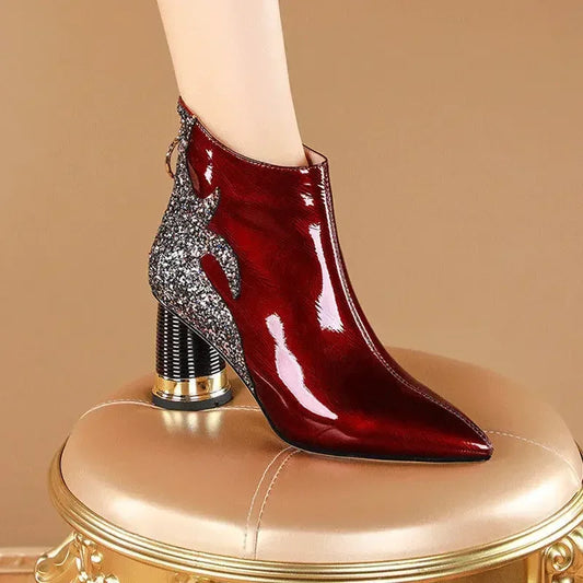Bottes courtes rouges de luxe pour femmes Nouvel automne hiver Tendance mode Peluche Talons hauts Fête de mariage Chaussures décontractées Voyage Danse 2024