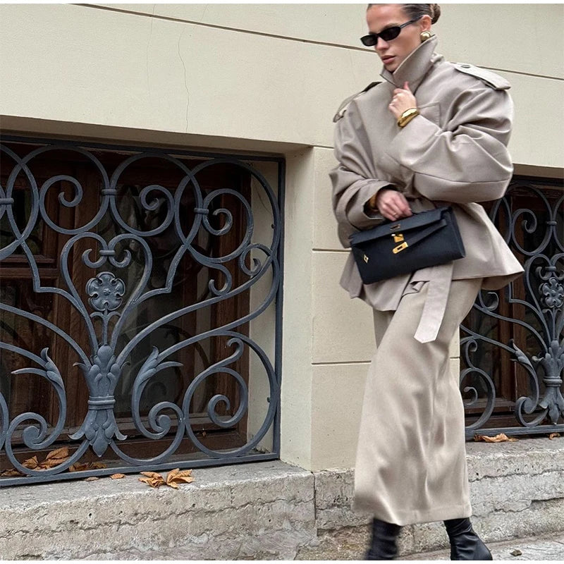 Trench con lacci con risvolto solido per le donne Moda maniche lunghe spalla larga cappotto corto allentato 2025 Nuovo autunno pendolari Outwear