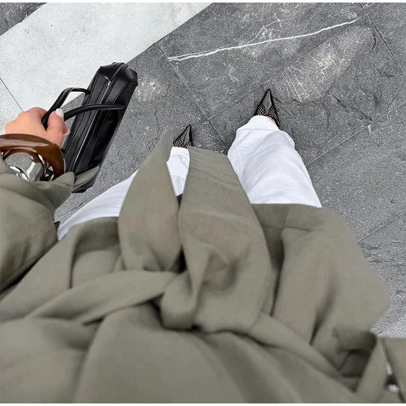 Trench con lacci con risvolto solido per le donne Moda maniche lunghe spalla larga cappotto corto allentato 2025 Nuovo autunno pendolari Outwear