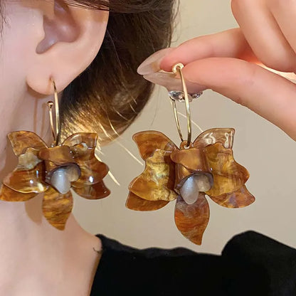 Cerchio di fiori in resina bianca Nuovi orecchini per le donne Temperamento di moda Gancio per l'orecchio Temperamento artistico Gioielli Fairycore di lusso leggeri