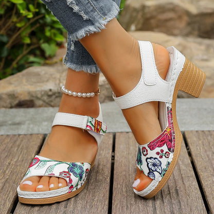 Sandali con plateau da donna 2024 estate sandali da spiaggia di nuova moda comodi sandali da esterno leggeri scarpe traspiranti per le donne