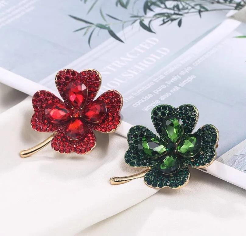 Verde Rosso Cristallo Strass Quadrifoglio Fiore Spille Spille Spille Gioielli Accessori di abbigliamento Spilla per le donne 2024