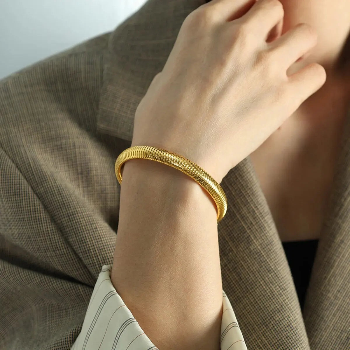 Bracciale in metallo spesso con elasticità retrò impermeabile in acciaio inossidabile placcato oro 18 carati tendenza moda gioielli unisex uomo donna