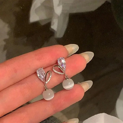 1 paio di orecchini di diamanti in vetro con perle d'imitazione d'amore in lega placcata oro di lusso leggero e vento freddo
