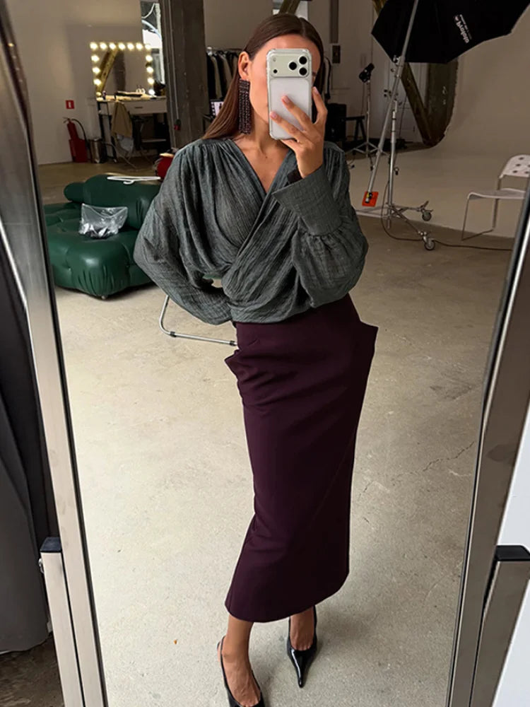 Gonna midi a vita alta stampata, con incrocio frontale e taglio dritto, collezione autunno 2026, gonna da donna per uso quotidiano, alla moda, elegante e casual.
