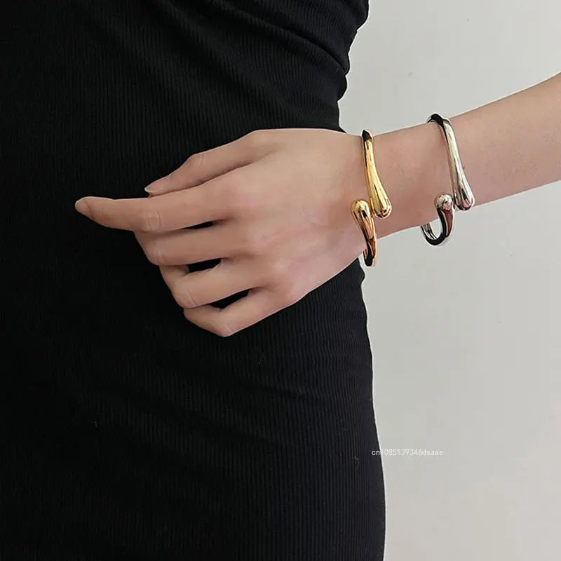 Ampio anello rigido in metallo per donna Colore oro e argento Chunky Waterdrop Polsino da polso aperto Spessore braccialetto intrecciato irregolare Gioielli