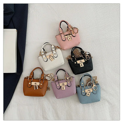Borsa quadrata piccola da ragazza a tracolla per l'estate 2025, i nuovi bambini classici che portano una borsa a tracolla monospalla. portachiavi portafoglio