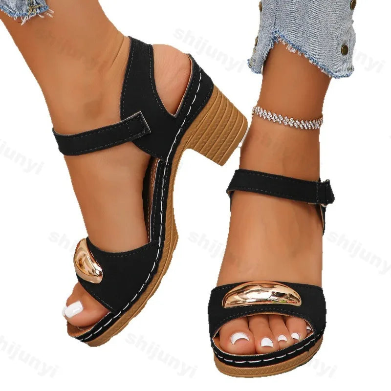 Sandales mode femme 2025 Été Nouveau talon épais Décontracté Rétro Extérieur Plage Tendance Escarpins Sandales à bout ouvert élégantes