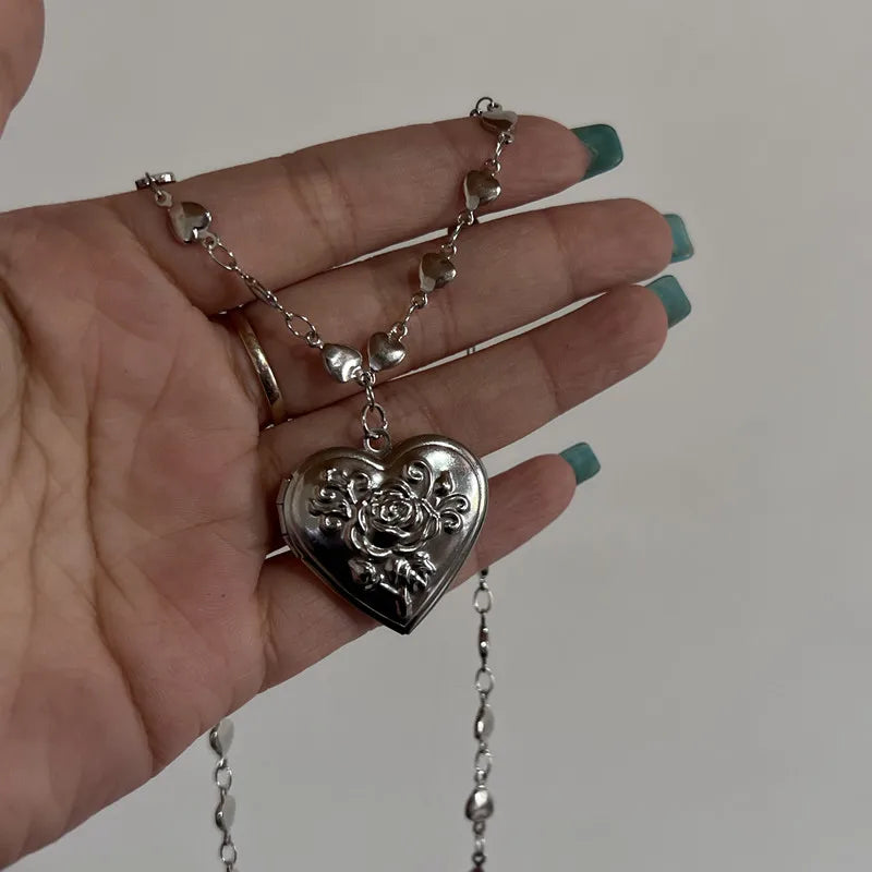 Ciondolo con medaglione a forma di cuore romantico apribile Collana con ciondolo con cornice per foto in acciaio inossidabile color argento femminile per regalo di gioielli da donna