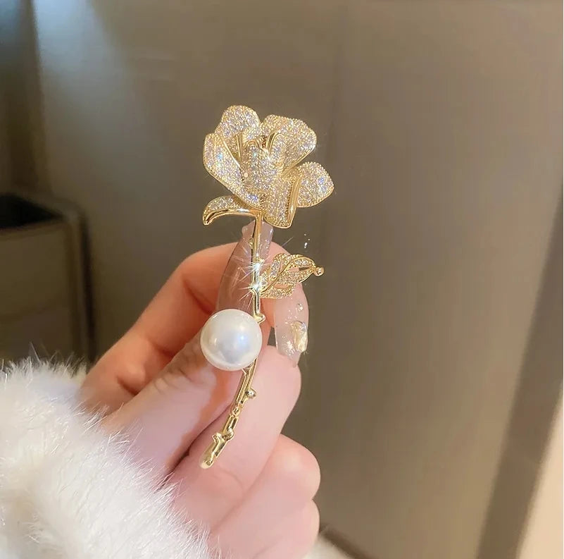 Verde Rosso Cristallo Strass Quadrifoglio Fiore Spille Spille Spille Gioielli Accessori di abbigliamento Spilla per le donne 2024
