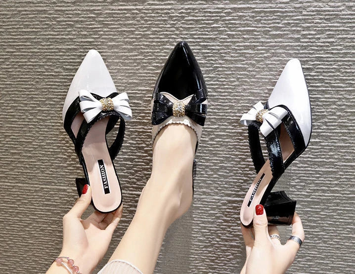 Pantofole da donna e sandali da donna Gioielli Estate 2025 Ciabatte con cristalli Scarpe a punta Ciabatte con tacco nero Rhenstone con fiocco Y