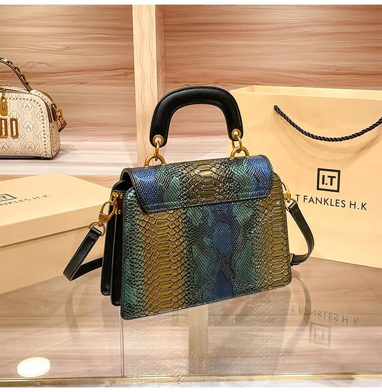 Borsa da donna leggera di marca di lusso per la primavera e l'estate 2025, borsa a tracolla di alta qualità del designer, borsa a tracolla alla moda,