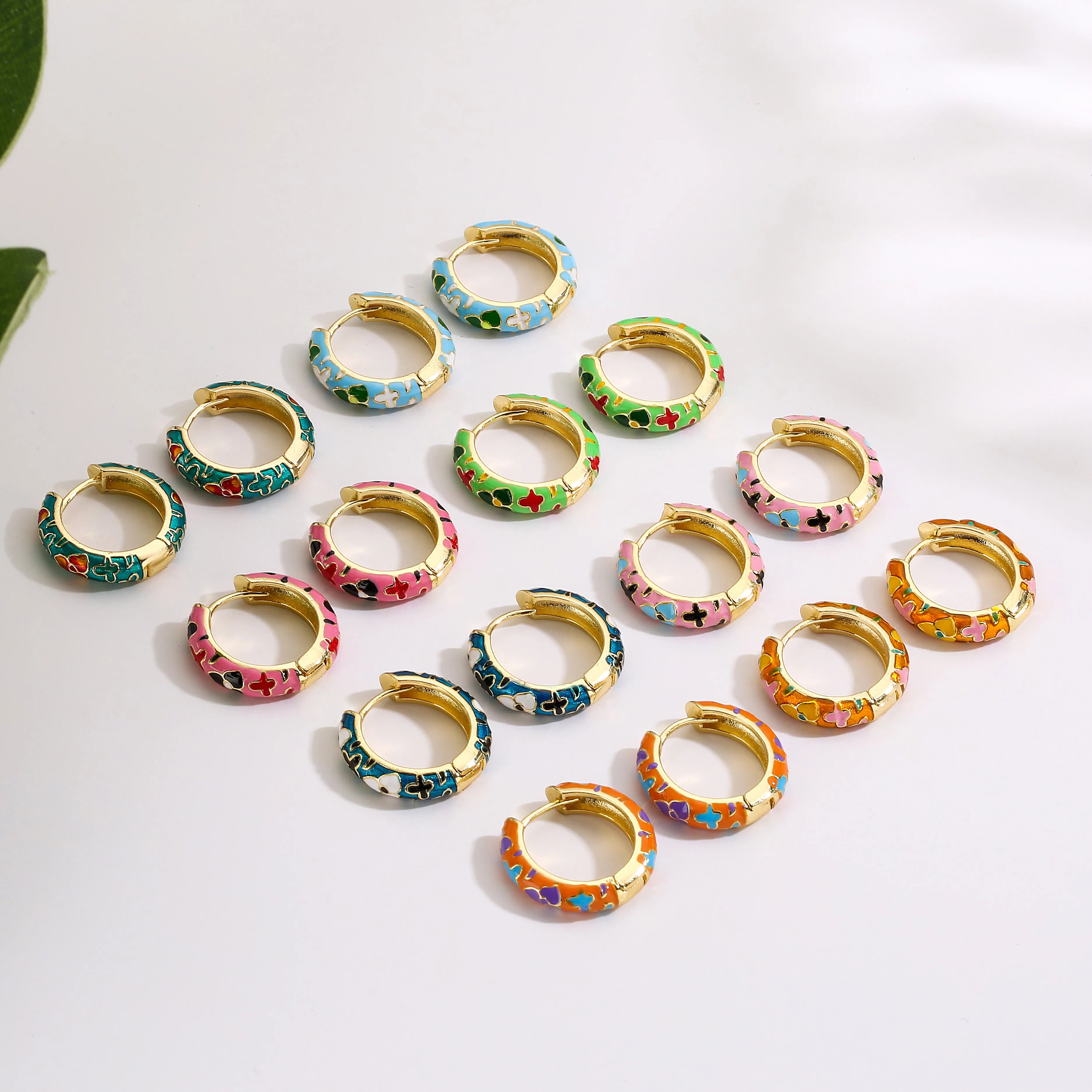 HECHENG, Orecchini a cerchio piccoli con fiori smaltati vintage Dichiarazione geometrica alla moda Cerchio rotondo Huggie Orecchino Gioielli di moda Brincos