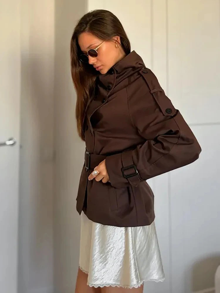 Cappotto Trench Minimalista Marrone con Cintura in Vita per Donne, Giacca Vintage a Doppio Petto con Colletto Alto, Nuovo Modello Autunno 2026, Elegante e Casual
