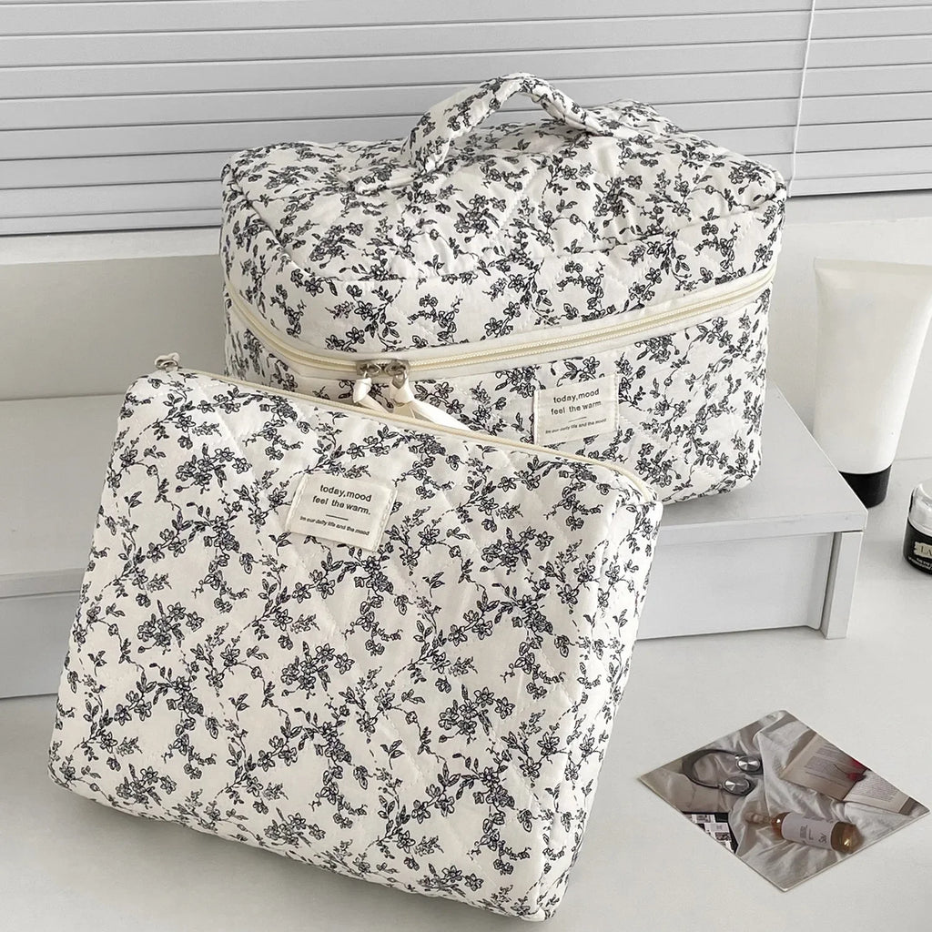 Fashion Ins Black Flower Borse trapuntate da donna Borsa da viaggio Organizer Custodia per trucco cosmetico Borsa tote portatile con cerniera