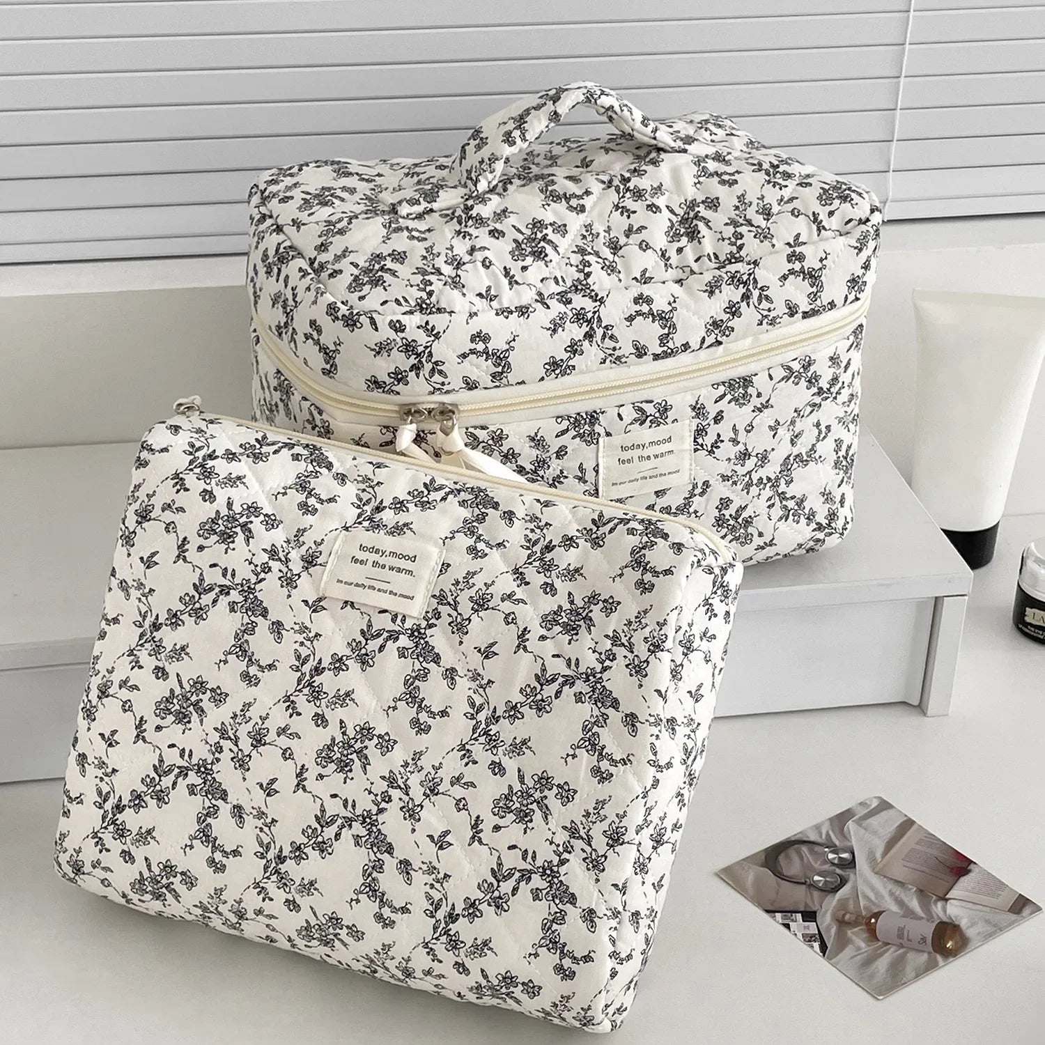 Fashion Ins Black Flower Borse trapuntate da donna Borsa da viaggio Organizer Custodia per trucco cosmetico Borsa tote portatile con cerniera