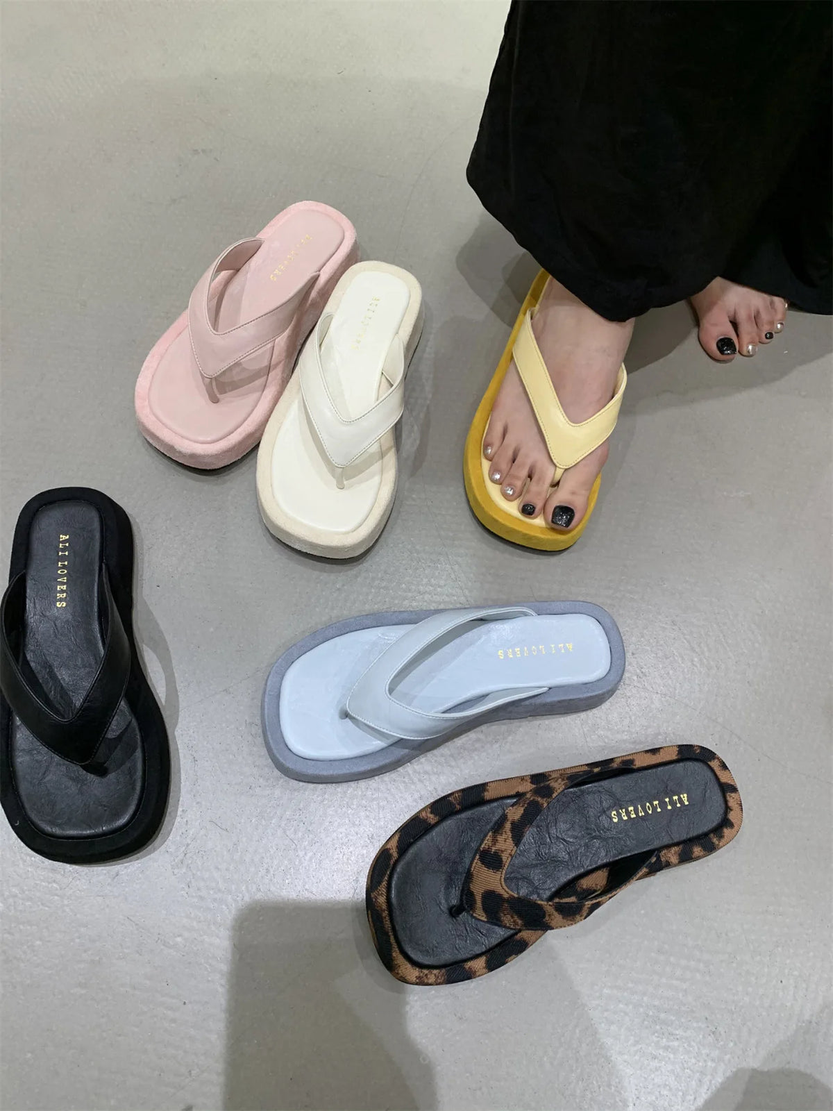 Damen-Slipper für den Sommerurlaub am Strand, modische Plateau-Zehenstegschuhe in Unifarben, minimalistische, vielseitige Damen-Sandalen für den Alltag