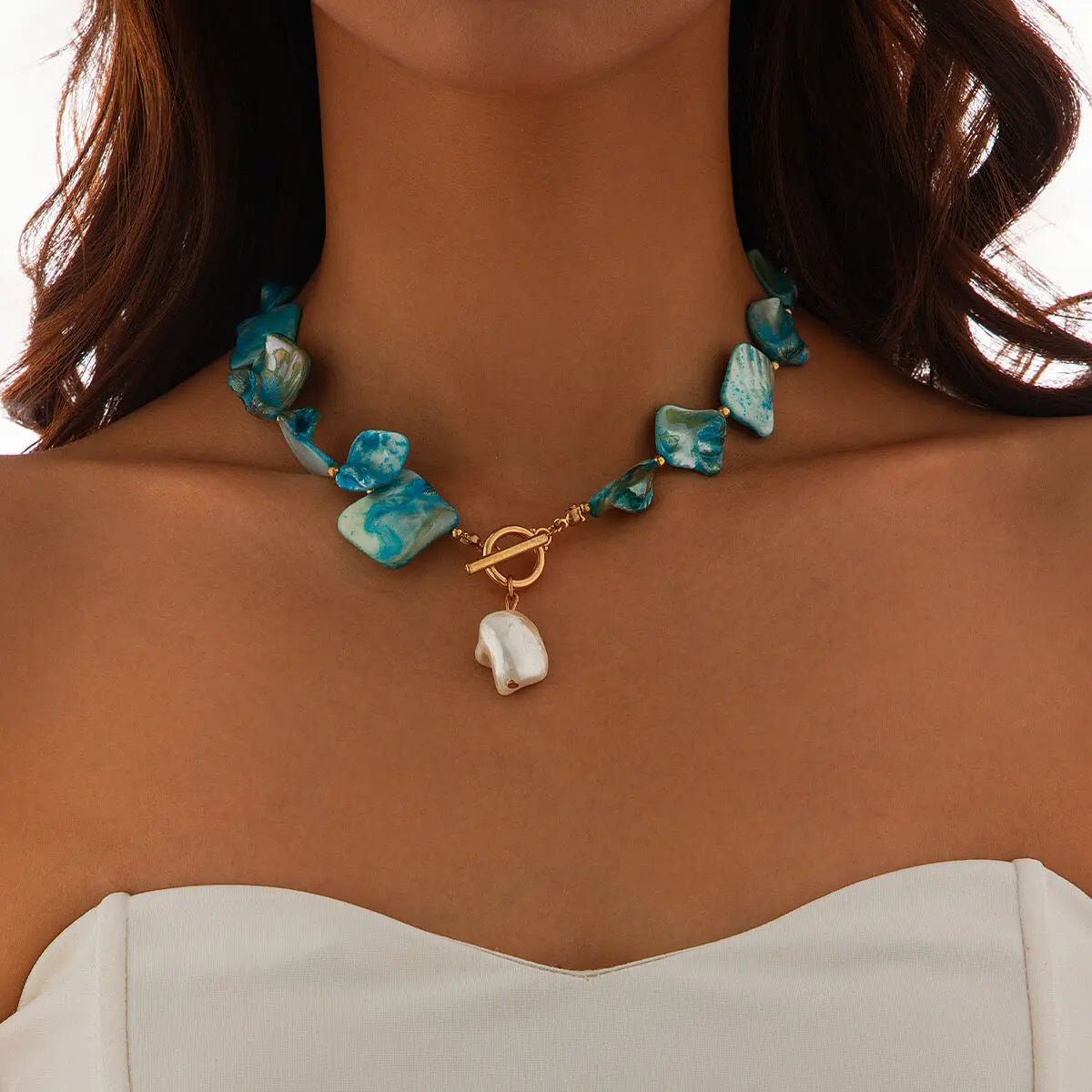 IngeSight.Z Nuova Elegante Collana Girocollo con Ciondolo a Perla Barocca Imitazione, Catena con Chiusura a T per Donna, Gioielli da Spiaggia di Tendenza